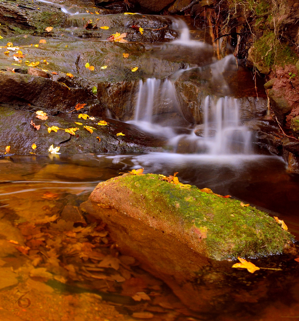 Kleiner Wasserfall auf dem Mühlenweg-Fürth