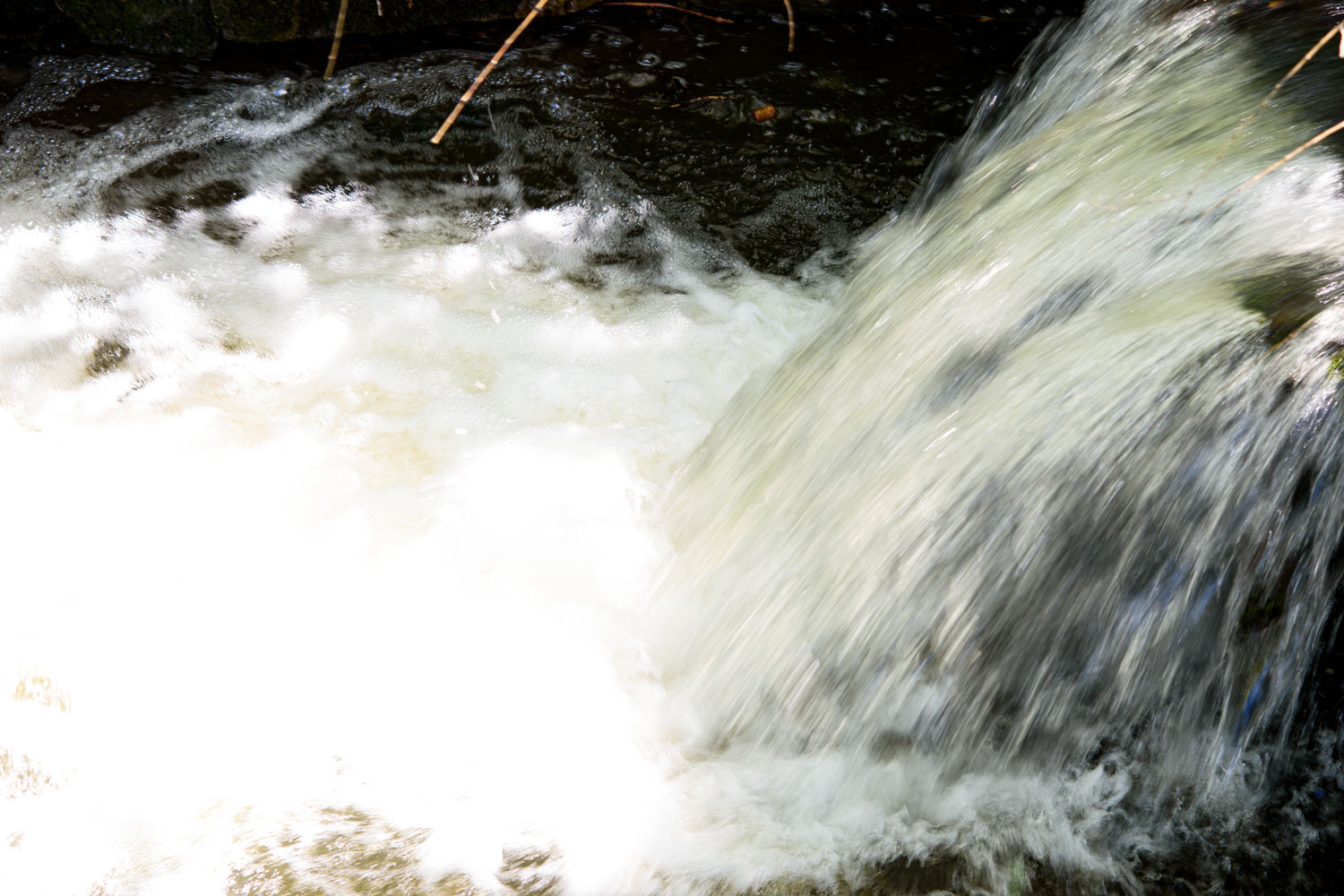 kleiner Wasserfall im Bach