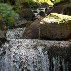 Kleiner Wasserfall im botanischen Garten von Schloss Trauttmansdorff 