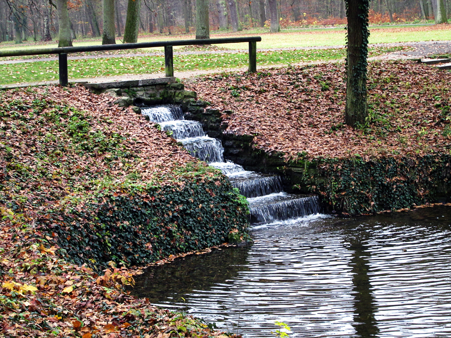 Kleiner Wasserfall im Bürgerpark Hain Bamberg