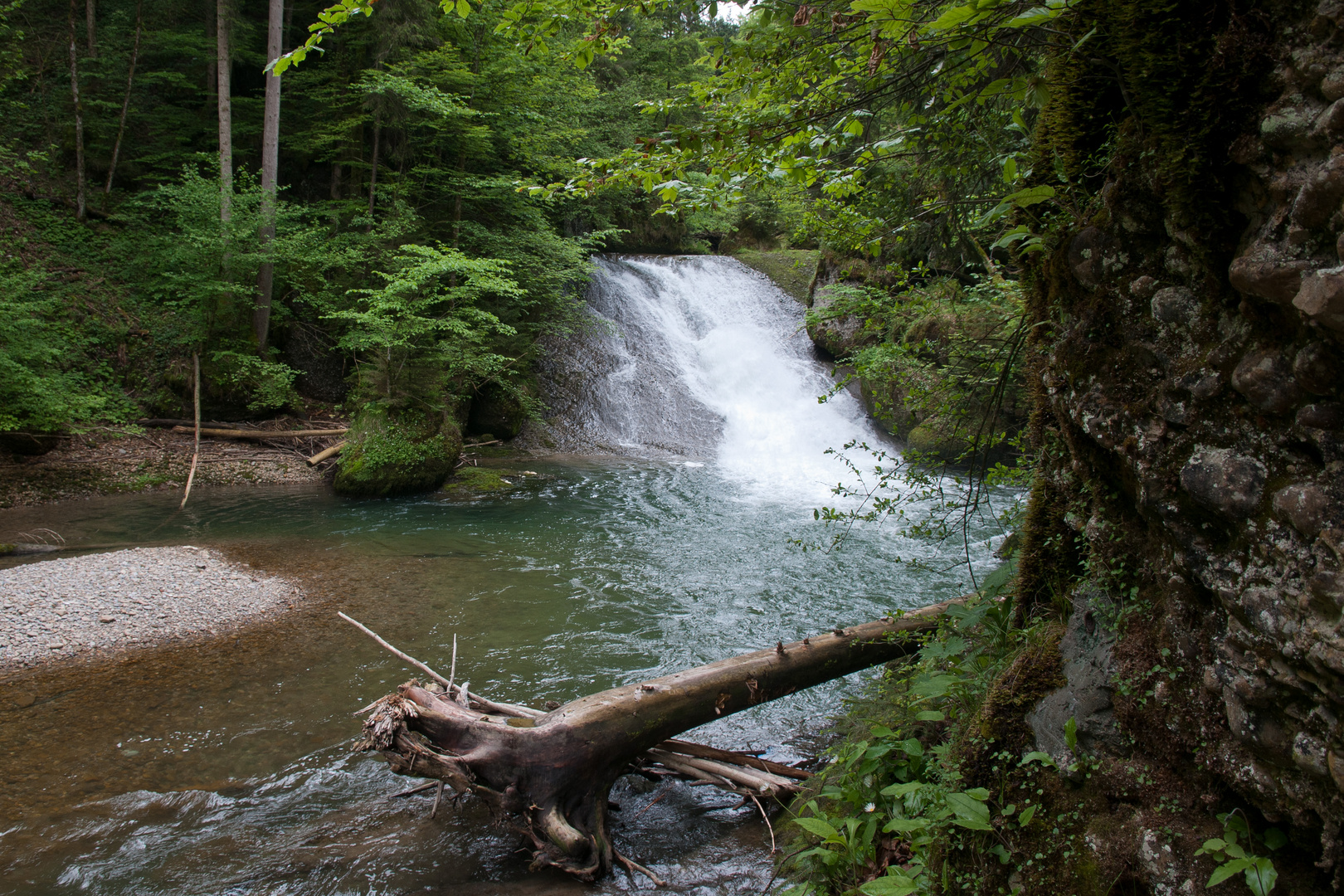 Kleiner Wasserfall im Eisdtobel bei Maierhöfen