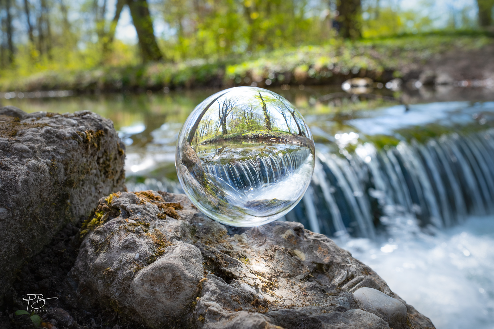 Kleiner Wasserfall im Englischen Garten, München