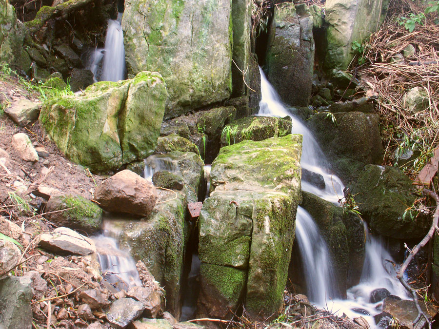 Kleiner Wasserfall im Erdbach