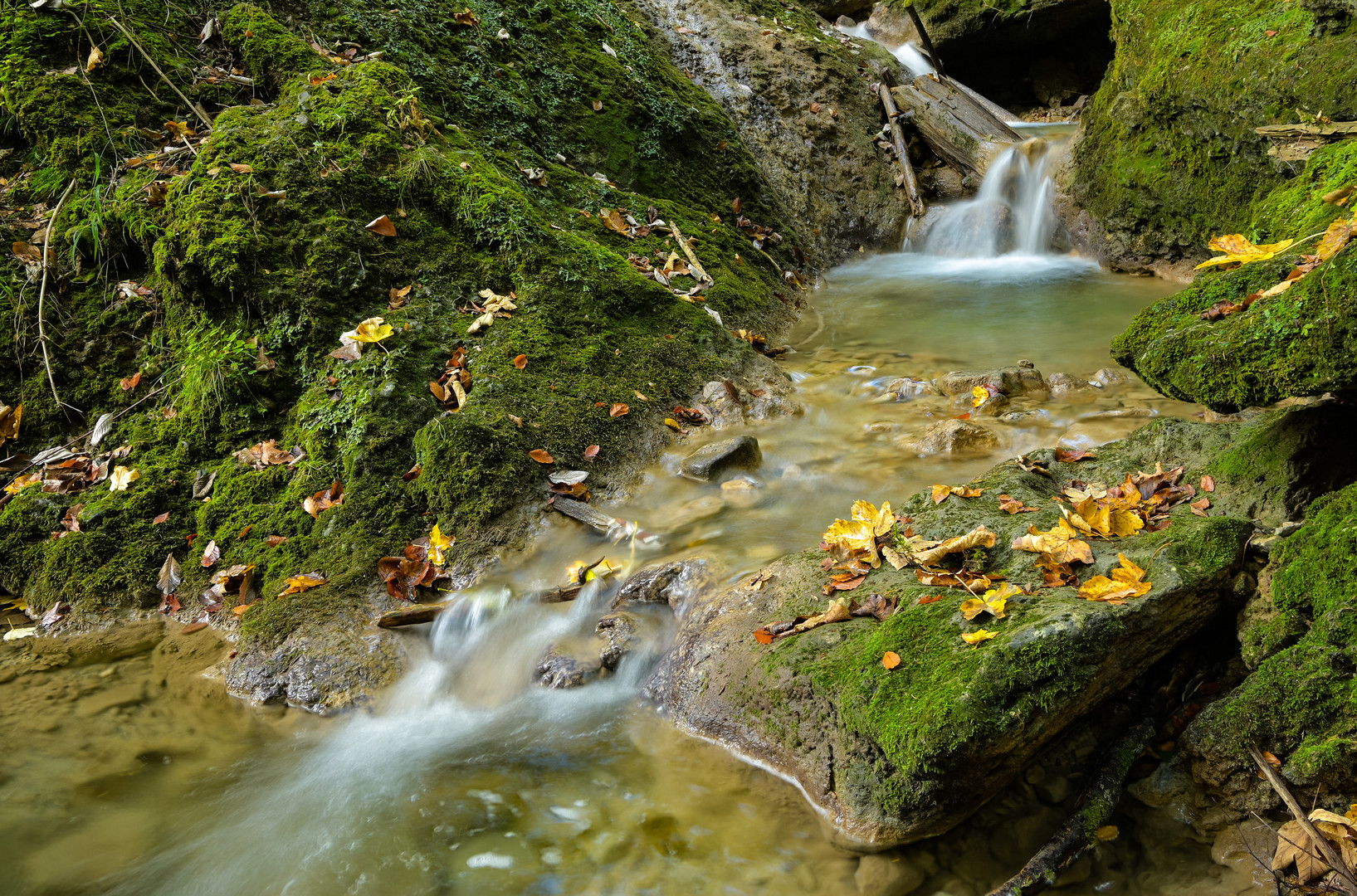 Kleiner Wasserfall im Herbst