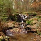 kleiner Wasserfall im Herbstwald