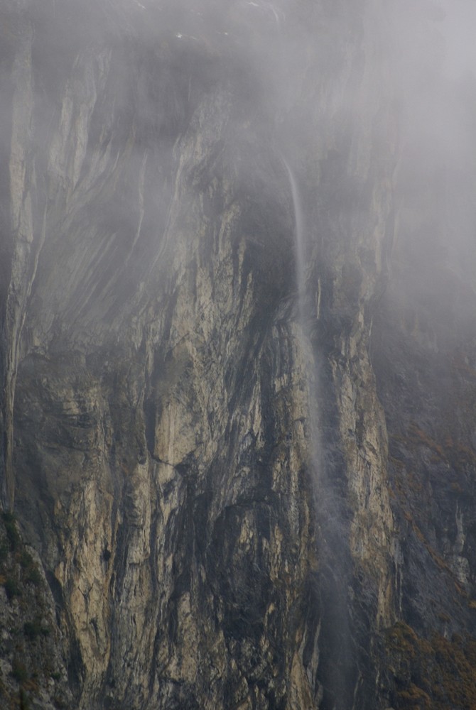 kleiner Wasserfall im Nebel