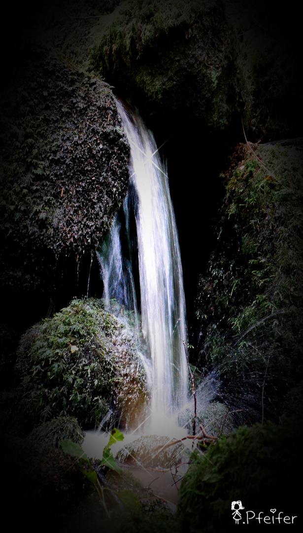 Kleiner Wasserfall im Odenwald