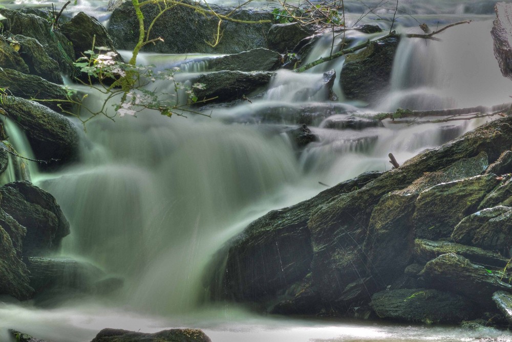 Kleiner Wasserfall im Sommer