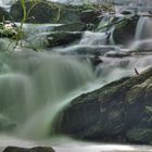 Kleiner Wasserfall im Sommer