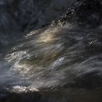 Kleiner Wasserfall im Sonnenlicht