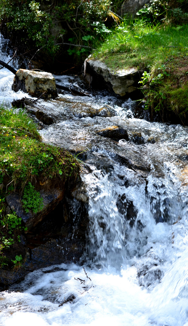 Kleiner Wasserfall im Tal Rabbi in Italien