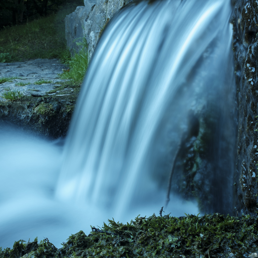 Kleiner Wasserfall im Wald