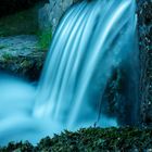 Kleiner Wasserfall im Wald