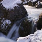 Kleiner Wasserfall im Wald