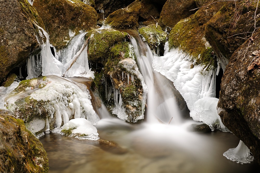 Kleiner Wasserfall im Winter