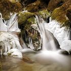 Kleiner Wasserfall im Winter