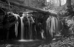 Kleiner Wasserfall im Winter