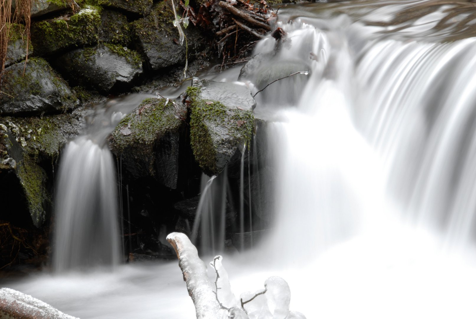 Kleiner Wasserfall im Winter Bild zwei