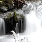 Kleiner Wasserfall im Winter Bild zwei