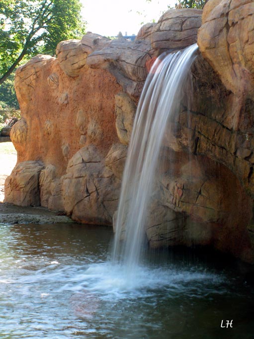 Kleiner Wasserfall im Zoo Leipzig