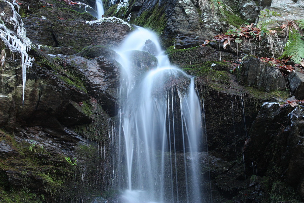 Kleiner Wasserfall in der nähe der Burg Schnellenberg