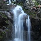 Kleiner Wasserfall in der nähe der Burg Schnellenberg