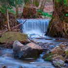 Kleiner Wasserfall in einem Bachlauf