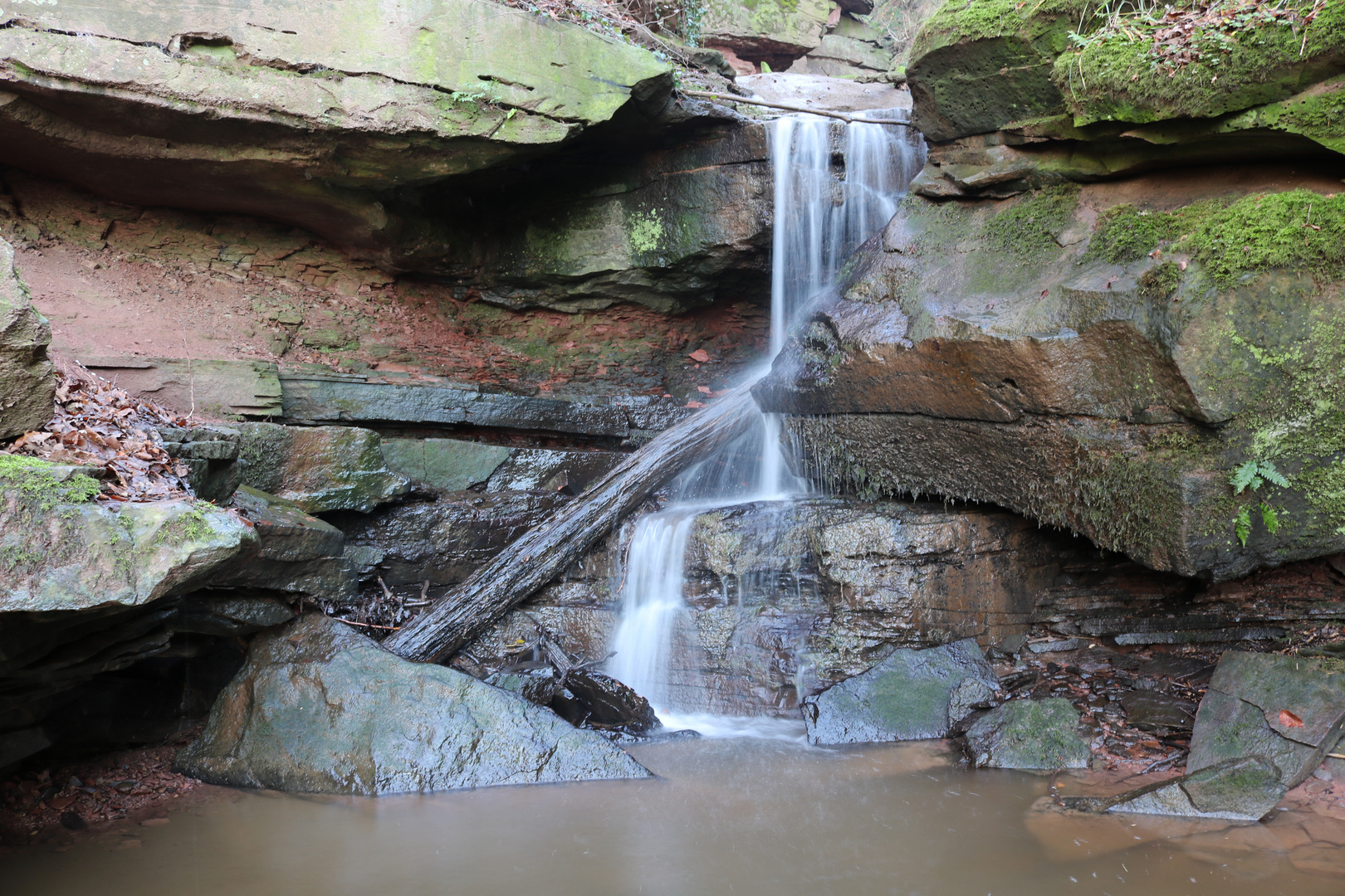 kleiner Wasserfall in einer Schlucht