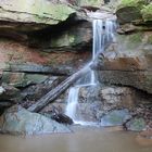 kleiner Wasserfall in einer Schlucht