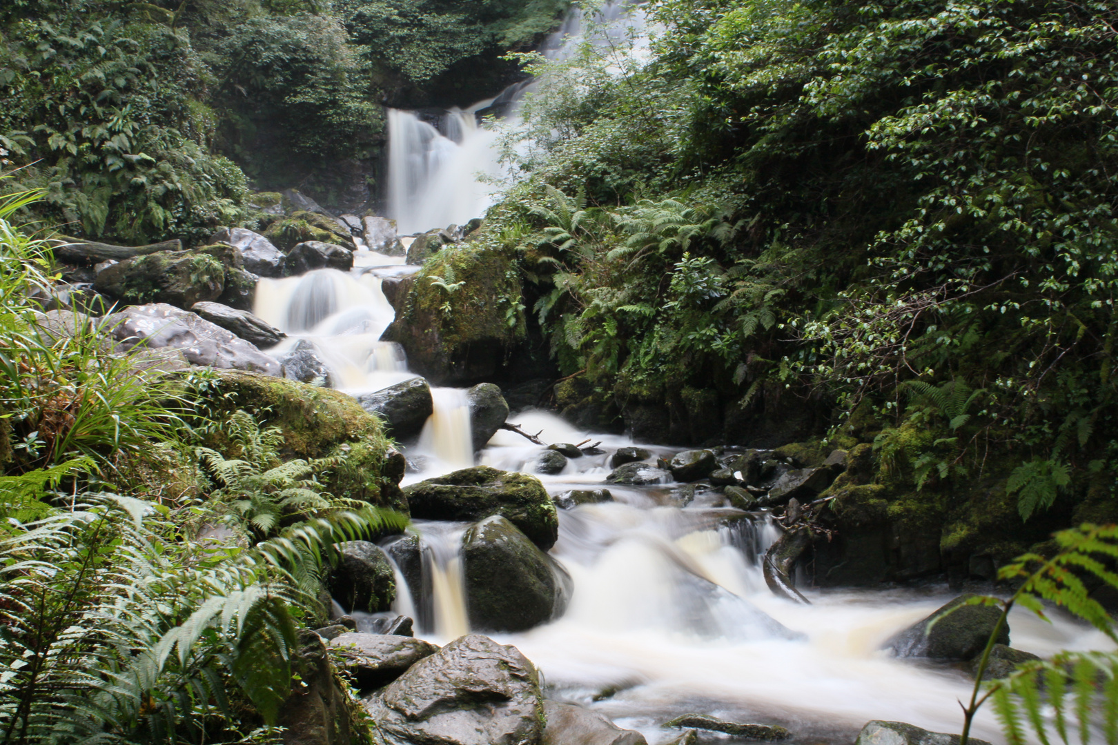kleiner Wasserfall in Irland