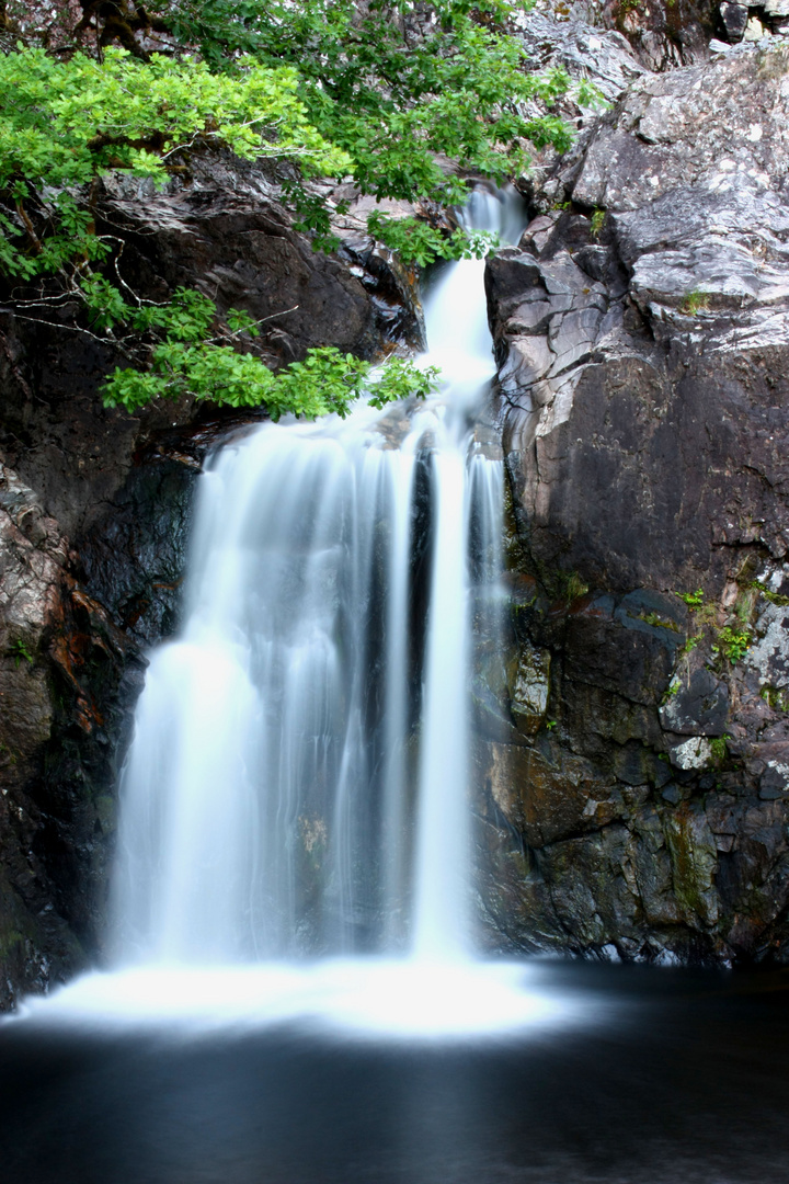 Kleiner Wasserfall in Schottland