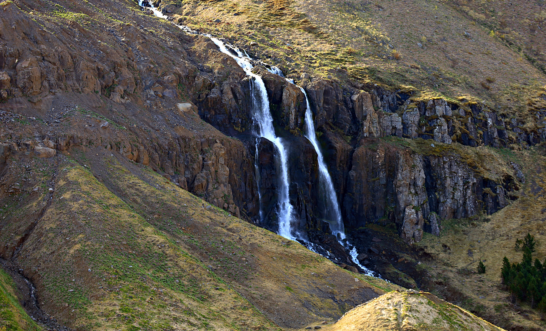 Kleiner Wasserfall in Seyðisfjörður