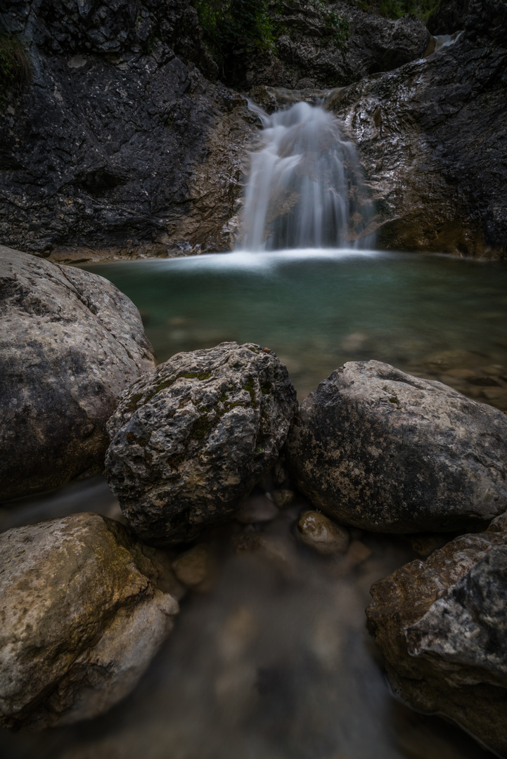 Kleiner Wasserfall mit Auffangbecken in Österreich