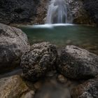 Kleiner Wasserfall mit Auffangbecken in Österreich