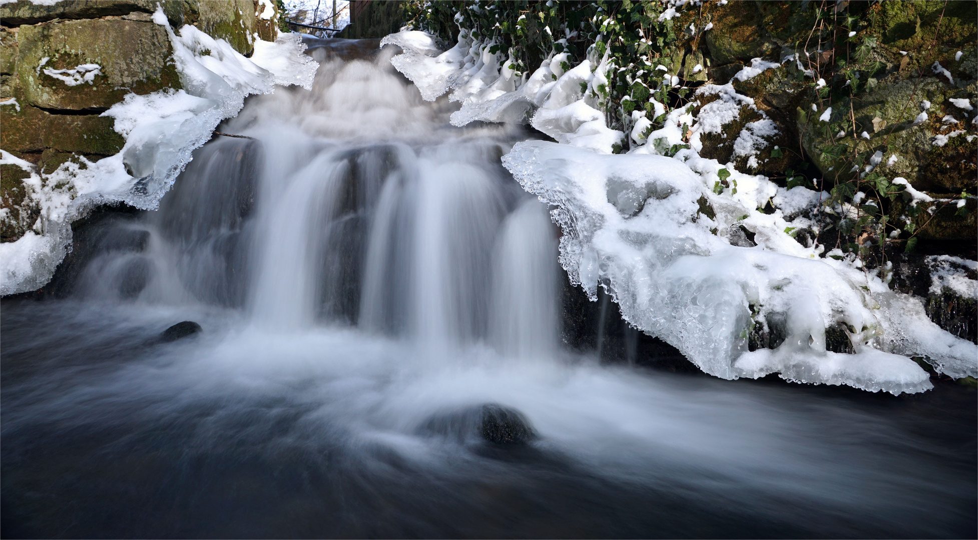 Kleiner Wasserfall mit Eis