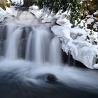 Kleiner Wasserfall mit Eis