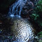 kleiner Wasserfall stürzt in Bergsee