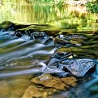 Kleiner Wasserfall unter der Brücke