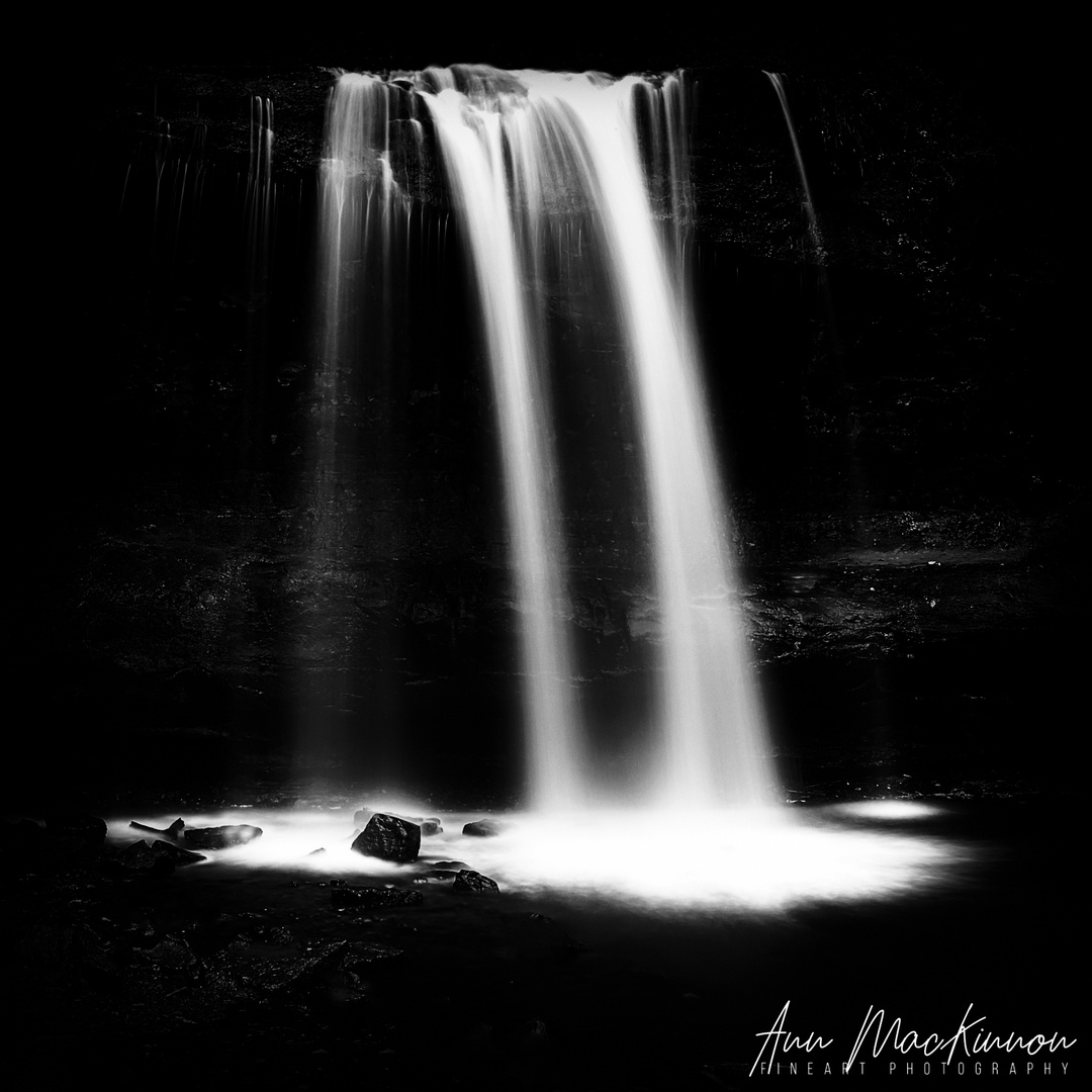 KLEINER WASSERFALL - WEISS AUF SCHWARZ