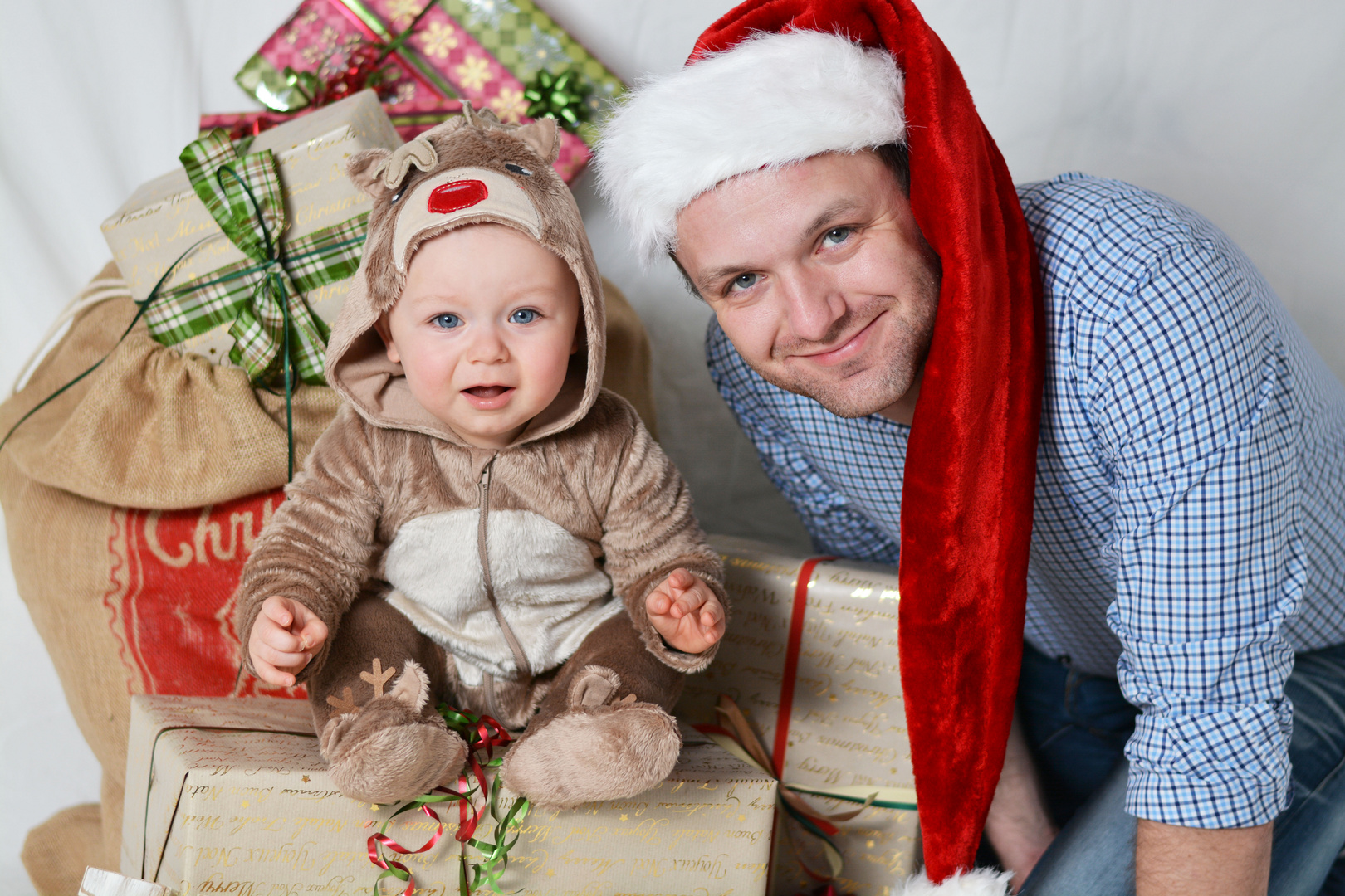 Kleiner Weihnachtselch mit Papa