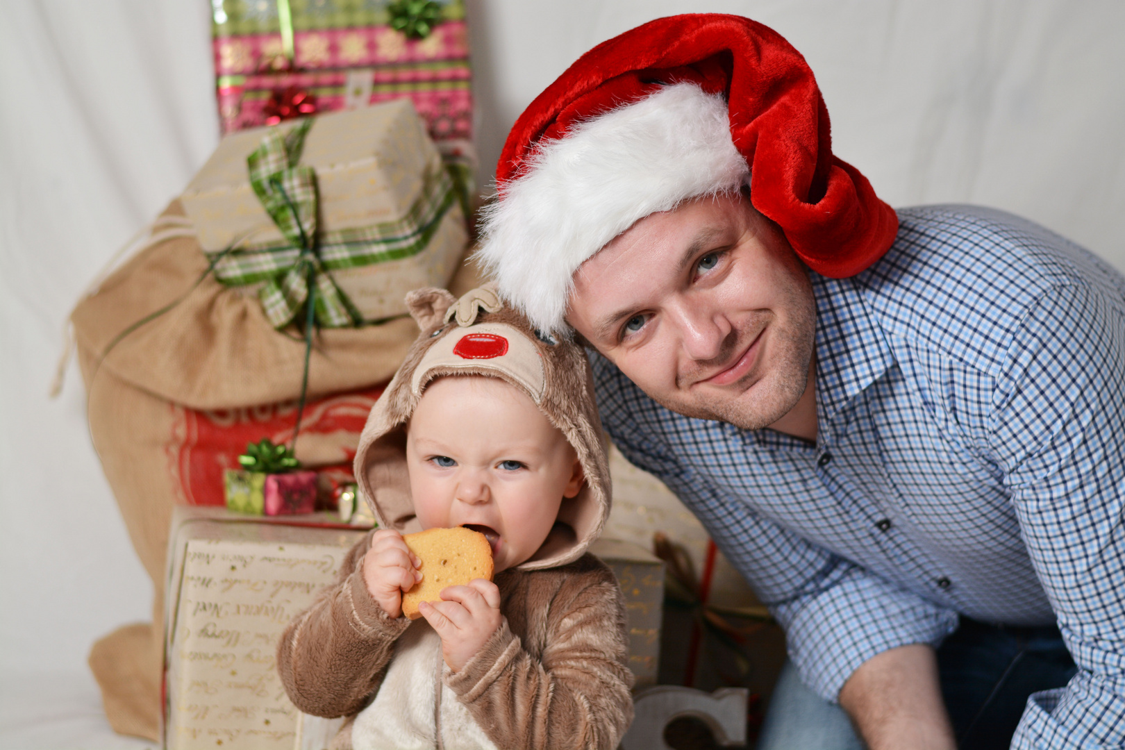 Kleiner Weihnachtselch mit Papa1