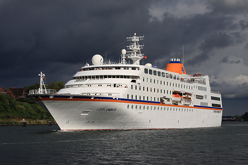 Kleiner weißer Riese durch den Nord-Ostsee-Kanal