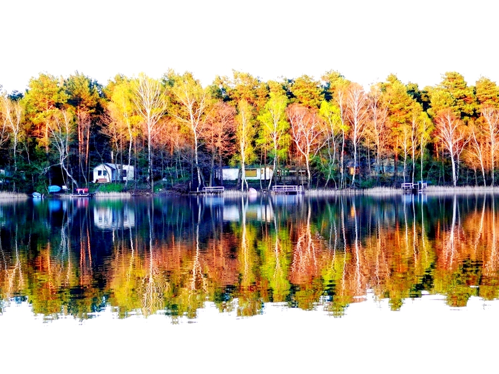 Kleiner Ziestsee in herbstlichem Schein