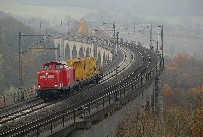 Kleiner Zug, auf großem Viadukt