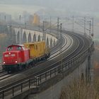 Kleiner Zug, auf großem Viadukt