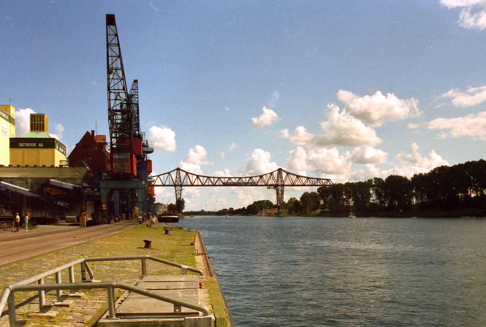 Kleiner Zug auf großer Brücke