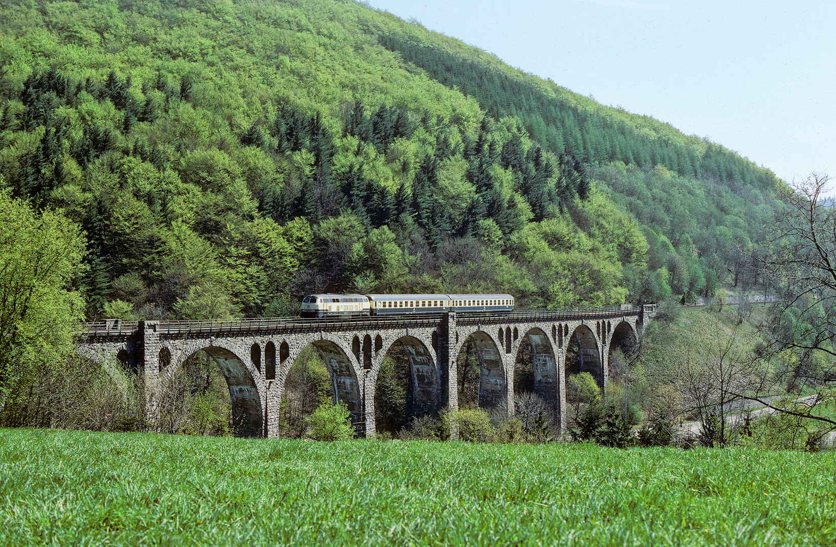 Kleiner Zug auf großer Brücke…