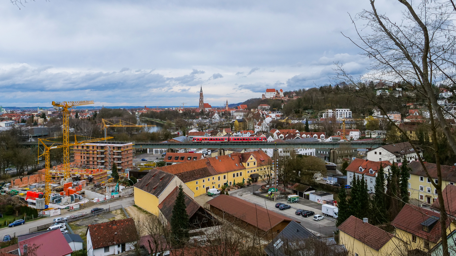 Kleiner Zug auf großer Brücke