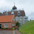 Kleines altes Haus in Neuharlingersiel, gebaut um 1800 direkt hinter dem Deich.