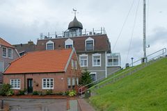 Kleines altes Haus in Neuharlingersiel, gebaut um 1800 direkt hinter dem Deich.